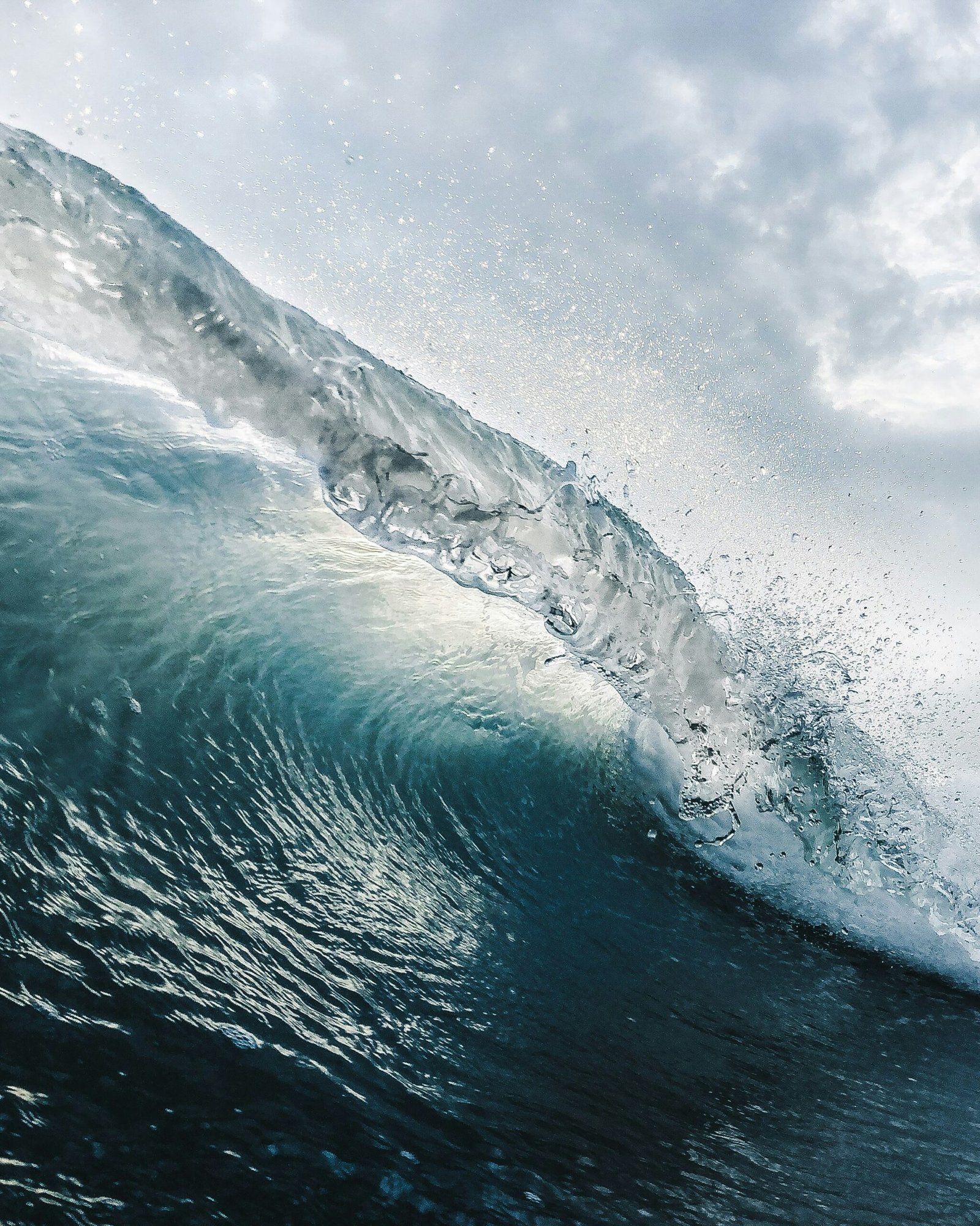 a large wave in the middle of the ocean